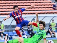 横浜FC-FC東京のピッチが「キノコ」だらけ! 梅雨のJ1「衝撃珍事」の画像
