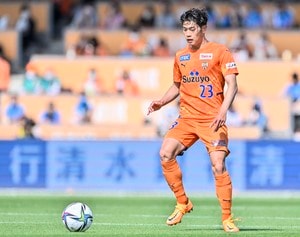 「先輩がこんな風に言ってくれたら」鈴木唯人への乾貴士の「空港での旅立ち見送り写真」が反響！ 清水エスパルスからフランス1部移籍の若手への熱い男気の画像