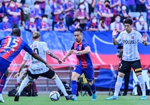 【J1考察】「長友佑都vs酒井宏樹＋ダヴィド・モーベルグ」激突した選手たちの対抗心【FC東京と浦和レッズのスコアレスドローが「激熱」になった理由】(1)の画像