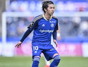 「予想を遥かに超えるダッシュ」ゴール後の喜びの後に一目散にベンチに戻る町田の高橋が「無邪気でかわいい」と話題！ 「涙出そう」「綺麗に掛け直すところも愛」との声の画像