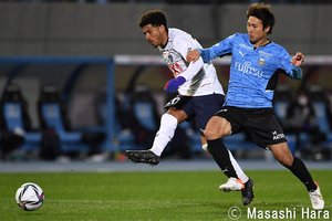 【J1分析】「勝手に飲水タイム」後に始まった右サイドからの猛攻【王者・川崎フロンターレとの開幕節で見えたFC東京の「大いなる可能性」】(2)の画像