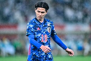 サッカー日本代表・南野拓実をモナコの選手たちが｢手荒い熱烈歓迎｣!! トレーニング初日からキレのある動きを見せる! 背番号10と会話する姿も!?【動画】の画像