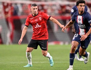 【浦和レッズ】リーグ・アン王者のパリ・サンジェルマンのアルゼンチン代FWリオネル・メッシよりブラジル代表FWネイマールよりフランス代表FWキリアン・エムバペよりもオランダ1部フェイエノールトから完全移籍で加入したばかりのFWブライアン・リンセンが見たい！ 途中出場での埼玉スタジアムお披露目からわずか9分で負傷交代の新背番号９に「またFWがいなくなる」浦和レッズサポーターの悲痛な声の画像