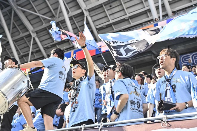 【サポーターアルバム】敵地で勝利を掴んだ川崎フロンターレのサポーター写真75枚！ 圧巻の応援で勝ち越し導く「サンフレッチェ広島ー川崎フロンターレ」の画像028