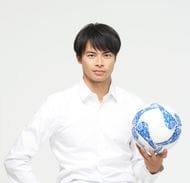 「これは貴重な写真!」ペナルティのヒデが「40年前の国立競技場」の写真を公開! 茶色い芝生とガラガラの客席、「バックスタンドの大半はベンチシートだったんだ」と驚く声もの画像
