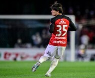 「モーやん、ロックバンドの人みたい」「岩→ロックってこと?」J1浦和レッズとロックフェスのコラボグッズに絶賛!ユニフォームの「粋な背番号」 の画像