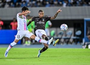 「理不尽カウンター」「見えて出してるのがすごい」川崎フロンターレの“神パス→スーパーループ弾”に驚愕の声続々！ 「中東クラブの引き抜き」を警戒すべき超テクゴールの画像