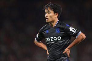 「めちゃごつくなった」「サービス精神旺盛」レアル・ソシエダのサッカー日本代表・久保建英が「筋肉バキバキボディ」披露！ ロッカールームで見せた上半身完全公開２ショットの画像