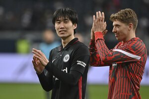 鎌田大地がアメフトに挑戦!?フランクフルトが｢4月1日｣に「サッカーとの二刀流」挑戦を発表!笑顔でタックルされる｢粋な画像｣とは?【画像】の画像