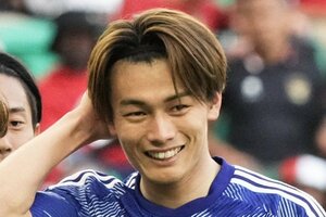 ｢冬の女神ですか｣｢この帽子が似合うの天才｣日本代表FW上田綺世の美人モデル妻、ふわふわ白コーデでクリスマスマーケットへ｢誘われてないぞ｣毎熊晟矢ボヤくの画像