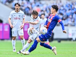 「ダメだ泣くわこんなん。。。」川崎フロンターレの選手とサポーターがFC東京戦後に「悔し涙のバラバラ」！ 味の素スタジアムで見せた「絆の動画」が即5万回再生！の画像