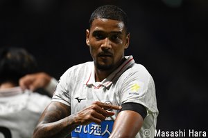 【J1分析】札幌の「クラブの未来図」ゴール後にドウグラス・オリヴェイラが左腕を指した「理由」【ガンバ大阪対北海道コンサドーレ札幌】ドウグラス・オリヴェイラの真顔(2)の画像