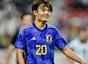 「この動画めちゃくちゃ感動した」久保建英が見せたソシエダの少年サポーターへの“神対応”と“絆”が話題！ 優しいハグに「良いパパになるなきっと」の声の画像