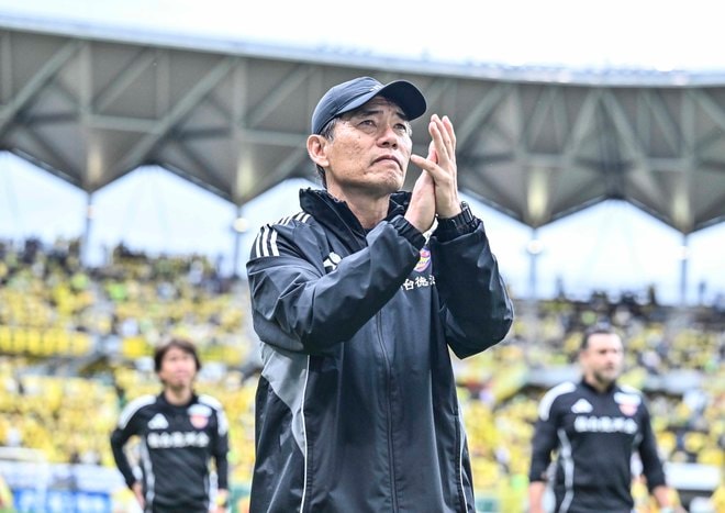 J2仙台・森山佳郎監督が「世界に発信できるくらい素晴らしい図だった」と絶賛した試合後の光景とは……大宮&千葉との上位対決で駆け付けた2000人ずつのサポーターの“熱すぎる行動”に感動の画像