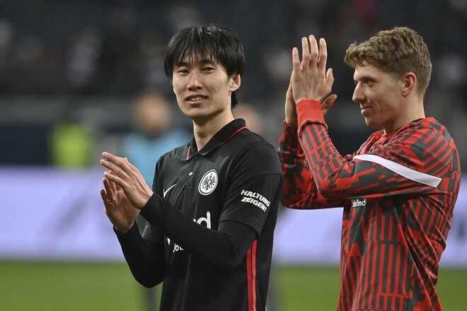 鎌田大地がアメフトに挑戦!?フランクフルトが「4月1日」に「サッカーとの二刀流」挑戦を発表!笑顔でタックルされる「粋な画像」とは?【画像】の画像