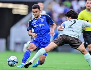 「J2とは思えない規模で鳥肌立った！」J2町田と東京Vの国立対決での“炎の演出”が「圧巻の演出」と話題に！「目の前で炎噴射の連続は鬼でした笑」の声もの画像