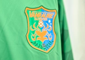 「これは愛されキャラ」J3八戸の新加入ナイジェリア人FWの移籍直後の“コミュニケーション術”が笑いを誘う！ 必死に選手名鑑をめくる姿に「シーズン開幕前のサポーターと一緒」との声の画像