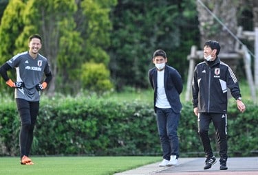画像・写真：サッカー日本代表の練習に「意外な訪問者」！突如出現した