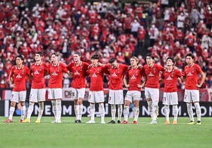 「水色復活きたか…！」31年目を迎える浦和レッズが来季着用する「新ユニフォーム」発表！ 1stは肩に黒、2ndは1993年をインスパイアした復活デザインの画像