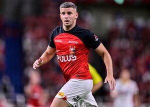 「なぜPK取らないの？」浦和FWリンセンが決定機で倒されるもノーファールで疑問の声続々……当該映像に「めっちゃ引っ張って体勢崩してるのにVARすら入らないの？」の声の画像