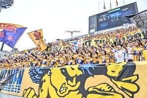 「バッキバキですな」仙台発大宮行の新幹線車内ビール＆ユニ姿の“目バキバキお姉さん＝監督の娘”が話題！「ちょっ、気合い入りすぎ〜」「決意みなぎる眼差しが素敵」の声の画像