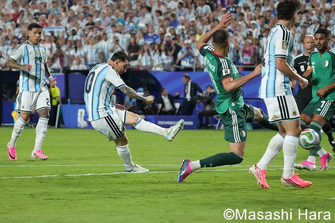 ｢神｣の初となる圧巻ハット！王者アルゼンチン代表のW杯初戦“メッシ劇場”を現地写真で振り返る！メッシが3ゴールで歓喜！【アルゼンチン代表vsアルジェリア代表】激闘PHOTOギャラリーの画像007