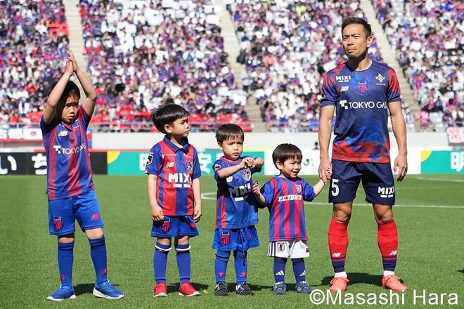 執念の逆転勝利で首位と勝点4差！白熱の“東京ダービー”を現地撮り！気迫の室屋成、躍動の佐藤龍之介、華麗な長倉幹樹！長友佑都と愛息たち＆試合後の集合ショットも【FC東京vs東京ヴェルディ】激闘PHOTOギャラリーの画像002