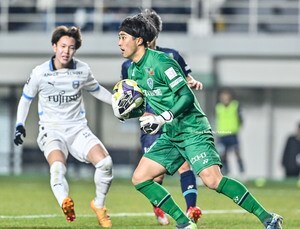 【仙台から福岡へ覚悟の移籍。GK小畑裕馬が渇望する出場しての勝利(2)】悔しい敗戦で唯一見せた川崎・石野智顕GKコーチとの再会。仙台での絆を紡ぐために求められる福岡での結果の画像
