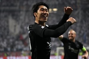 サッカー日本代表・鎌田大地が射撃に挑戦!?｢本日のカマショット｣｢なんか楽しそう｣と話題のフランクフルトの｢チームビルディング画像｣とは?【画像】の画像