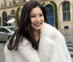 サッカー日本代表・堂安律の美人妻、サラリと最高級｢バーキン｣！　プチプラ｢ZARA｣も着こなす“デキるOL風”帰省ショットに大反響の画像