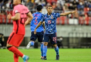 【E-1「韓国を3-0撃破」】“先制点をアシスト”日本代表MF藤田譲瑠チマの絶妙クロスを「スペインサッカーの本質を知る男」坪井健太郎氏がディープ解析！「左足のトラップ」と「戦術メモリー」が導いたハイレベルプレー!!の画像