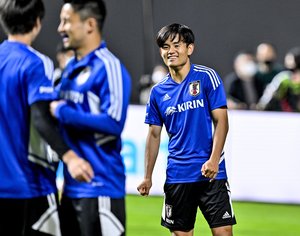 【サッカー日本代表「パラグアイ戦」公式練習】左足首負傷の久保建英「ノーダメージ」で鋭い動き！キャプテン吉田麻也、長友佑都らと“5トップ”形成!!【予想スタメン図】の画像