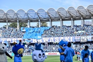 「なんて豪華なメンツ」「すげええ、、、、俺の青春、、」J1川崎アカデミーの指導に当たった「豪華すぎる4人ショット」が大反響！「贅沢なメンバー。アカデミーの子たち幸せよね〜」の声の画像