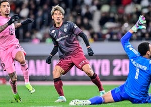 【J1王者・ヴィッセル神戸の24年シーズンの進化と課題(1)】吉田麻也との自主トレ効果もあってすでに絶好調のFW大迫勇也。さらなる進化も見せるからこその期待と不安の画像