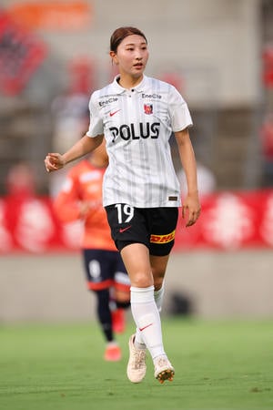 「超可愛いな」浦和レッズレディースの「きつねダンス」が3.5万回再生！ 一方で、「真ん中に不審者がいます」と“まさかのダンサー”に注目の声も⁉の画像