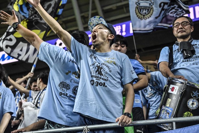 【サポーターアルバム】敵地で勝利を掴んだ川崎フロンターレのサポーター写真75枚！ 圧巻の応援で勝ち越し導く「サンフレッチェ広島ー川崎フロンターレ」の画像055