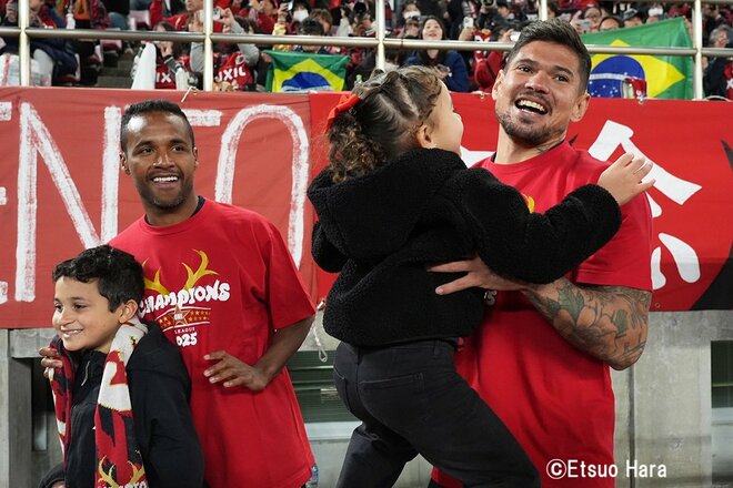 常勝軍団を復活させた2人！抱き合った新旧の指揮官！最後まで戦い続けた優磨！観客席を赤く染めたサポーターたち！茨城県はJ1、J2同時優勝！【鹿島アントラーズvs横浜Ｆ･マリノス】原悦生PHOTOギャラリーの画像013