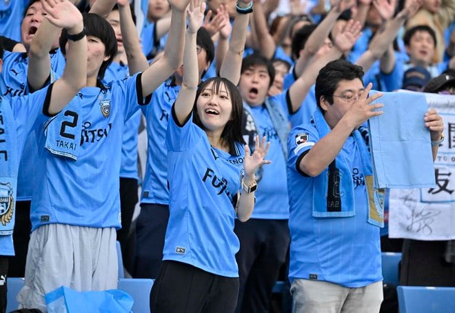 【サポーターアルバム(3)】G大阪戦での観客席＆入場時の川崎フロンターレのサポーター写真77枚！選手と手をつないだ子どもたちなど現地写真「川崎フロンターレーガンバ大阪(3)」の画像040