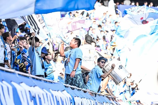 【サポーターアルバム】敵地で勝利を掴んだ川崎フロンターレのサポーター写真75枚！ 圧巻の応援で勝ち越し導く「サンフレッチェ広島ー川崎フロンターレ」の画像011