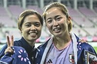 ｢エプロン姿に惚れる｣なでしこ長谷川唯＆清水梨紗、キッチンで華麗なる連係プレー！“料理動画”公開で｢普段の自炊が分かります｣｢美味しい顔が可愛すぎた～｣