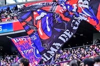 ｢だいぶ攻めたね〜｣FC東京が“炎”＆“稲妻”モチーフの百年構想リーグ特別ユニフォーム発表！ 従来のストライプデザインの枠を超えて“情熱”を表現｢2nd好みすぎる｣