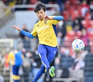 「何度見ても、魔法のよう」ブライトン公式が公開した、三笘薫の「入れ替わりドリブル」が4万回再生の大反響！ 現地ファンからは、「この男は悪魔だ！」の声の画像