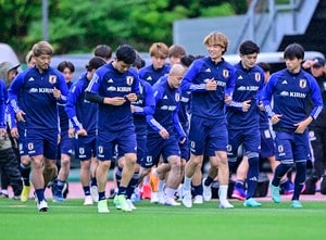 「サッカー部の同窓会みたい」森保ジャパンの選手＆監督の「スーツ姿集合写真」公開されるも、「谷口俳優みたいだわ」「三笘さん顔小さ過ぎ」など注目の声、続々！の画像