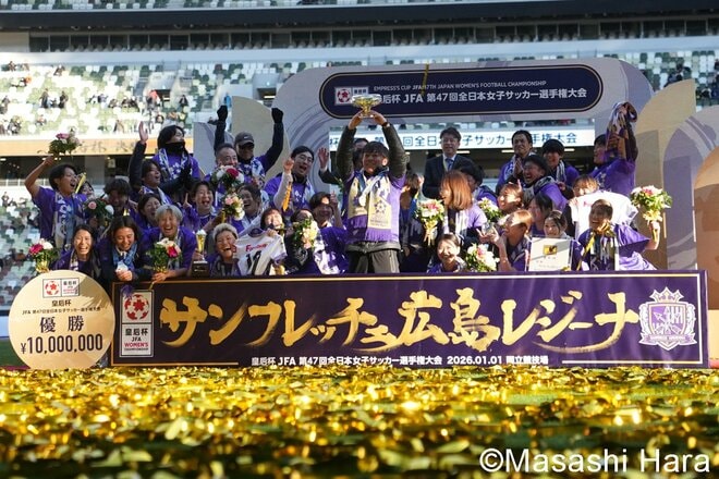 元日国立ピッチで中嶋淑乃と吉田莉胡が華麗に激突！広島レジーナの皇后杯初優勝“歓喜の瞬間”を激写！WEリーグ最高峰の戦いを振り返る【サンフレッチェ広島レジーナvsINAC神戸レオネッサ】激闘PHOTOギャラリーの画像008