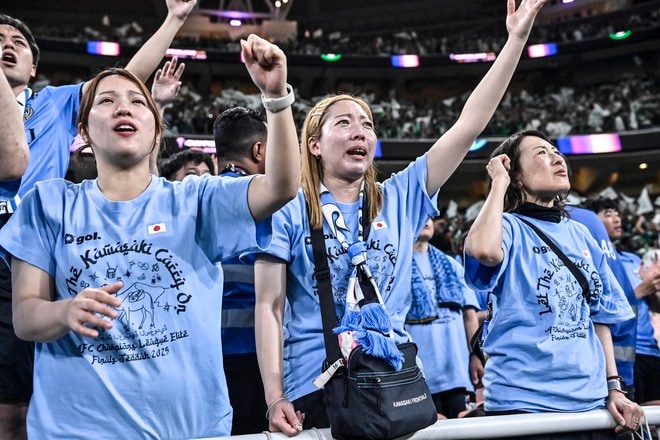 【サポーターアルバム】ACLE決勝で敗退した川崎サポーターの涙の姿……試合後、現地で感情を爆発させたサポーター写真51枚「アル・アハリー川崎フロンターレ」の画像037