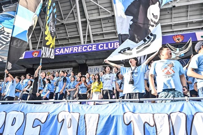 【サポーターアルバム】敵地で勝利を掴んだ川崎フロンターレのサポーター写真75枚！ 圧巻の応援で勝ち越し導く「サンフレッチェ広島ー川崎フロンターレ」の画像046