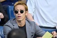 「ペリシッチお前嘘つくなや」元サッカー日本代表・本田圭佑がツイッターで大喜利を募集! カンボジア到着を報告した写真に「6万5000超いいね」の画像