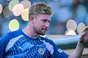 「純粋に喜んでて微笑ましい」マンCのMFデ・ブライネのファンサービスに興奮＆絶叫の日本の少年たちが話題！「こんな喜んで貰えたら流石に嬉しいやろなw」の画像