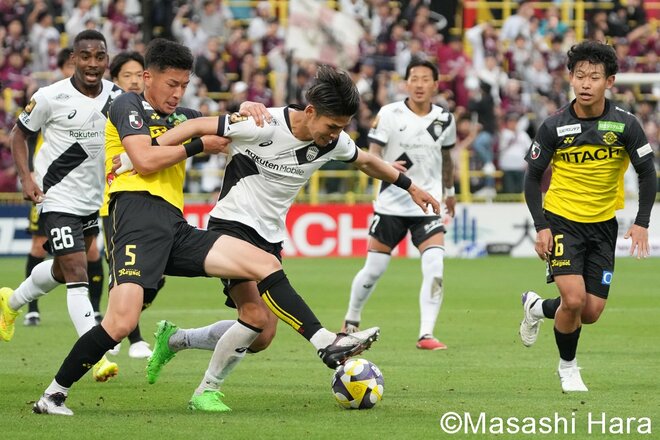 久保藤次郎の｢サイド突破｣から柏が同点に！扇原貴宏の｢芸術的FK｣で神戸が勝ち越し！攻勢を強める柏を襲った｢アクシデント｣！【柏レイソルvsヴィッセル神戸】激闘PHOTOギャラリーの画像005