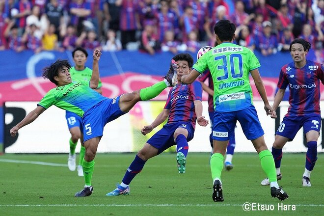 鈴木章斗の｢美しいミドル弾｣で先制、湘南が｢J1残留｣を引き寄せる4連勝【FC東京vs湘南ベルマーレ】原悦生PHOTOギャラリー｢サッカー遠近｣の画像004